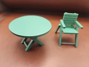 Dollhouse Miniatures Green Outdoor Table and Chair Bistro Table 2" Tall - Picture 1 of 9