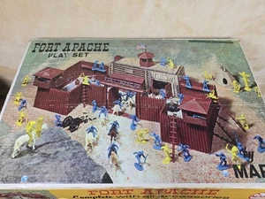 Vintage Marx Blech Litho Carry-All Fort Apache Spielset mit Figuren & Zubehör - Bild 1 von 9