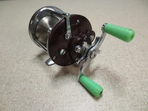 Vintage Penn Peer No. 109 Level-Wind Fishing Reel Burgundy with Green Handles - Picture 1 of 4