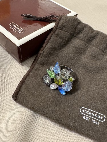 Anello COACH Multi Pietra Cristallo Grappolo Medaglione Tono Oro Fascia Misura 8