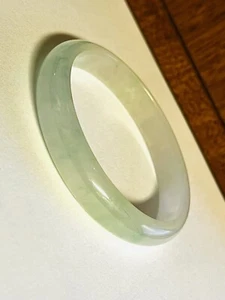 Ganz natürlicher eisiger hellgrüner Jadeit Jade Armreif  - Bild 1 von 8