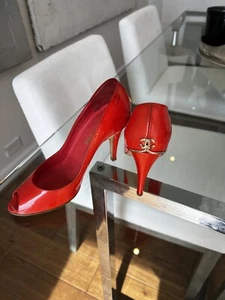 CHANEL PATENT LEATHER INTERLOCKING CC PEEP-TOE PUMPS 38 - Picture 1 of 5