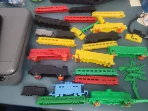 VINTAGE BANNER HARD PLASTIC TRAIN 25 pieces - Picture 1 of 7