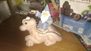 Krystonia Zauberer auf Drache Figur mit Kristallkugel blau England 5-1/2" groß - Bild 1 von 2