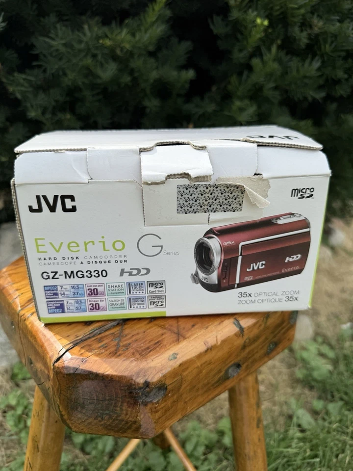 JVC  Hard Disk Video Camera Everio Red GZ-MG330-RU Powers on - Image 1 of 4