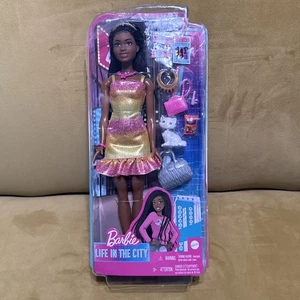 Barbie Life in the City Brooklyn Roberts Broadway Puppe und Spielset Box beschädigt! - Bild 1 von 4