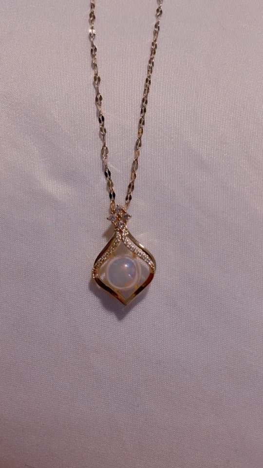 Collar medallón de acero inoxidable chapado en oro de 18k con dije de perlas colgante para mujer Foto 1 de 4