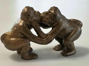 Massive Messing/Bronze Miniatur küssende Affen Paviane Miniatur 2,5/8" x 1,5" - Bild 1 von 8