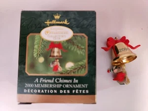 Hallmark 2000 adorno de membresía en miniatura - A Friend llama en QXC4491 - Imagen 1 de 3