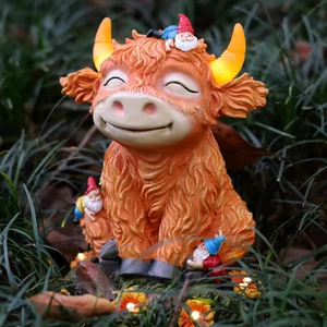 Estatua de jardín solar Highland vaca estatuilla con divertidos gnomos jardín decoración exterior - Imagen 1 de 9