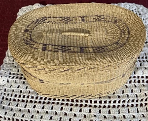 Vintage Oval Sweet Grass Basket Small Hand Woven Multicolor Lidded Low Country 3 - Picture 1 of 10