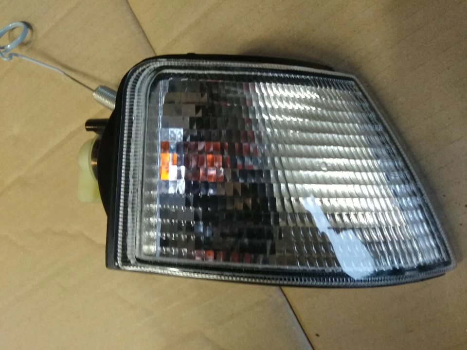 LUZ INDICADORA DELANTERA DERECHA SEAT TOLEDO UNIDAD HELLA 2BA 961 554-121 Foto 1 de 4