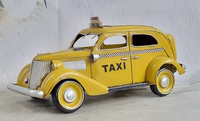 Estatuilla de escultura artística modelo taxi sedán vintage de cabina a cuadros amarilla de metal de los años 30 Foto 1 de 4