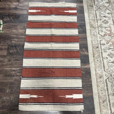 "Alfombra vintage estilo nativo americano del suroeste/colgante de pared 27" x 57""" Foto 1 de 4