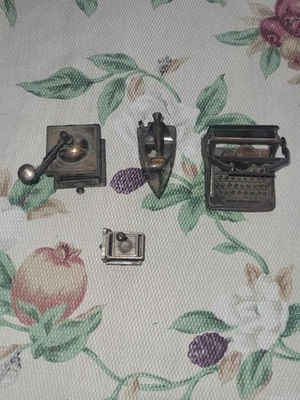 Lote de 4 miniaturas de hierro fundido vintage de Durham Industries para casa de muñecas Foto 1 de 4