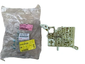 Centralina Porta fusibile Toyota Yaris Cod.82841-52010 - Foto 1 di 3