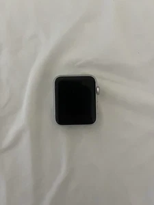 Apple Watch Series 7000 42MM Aluminum (1st Gen) *WORKS - SEE DESCRIPTION* - Photo 1 sur 8