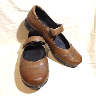 🥿 Abeo Comfort Mary Janes 9,5 M couro marrom conhaque; alça ajustável; detalhes - Imagem 1 de 4
