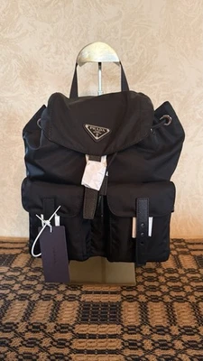 Mochila feminina PRADA pequena de náilon preta nova com etiquetas - Imagem 1 de 4