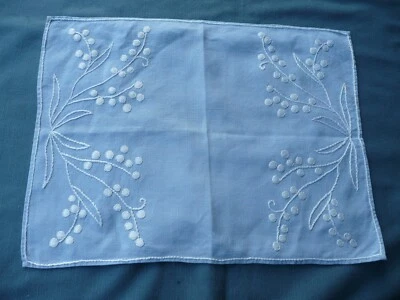  napperon ancien brodé de fleurs - Photo 1/3
