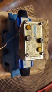 Vickers DG4V-3-6C-MPB-WL-B-40 Valve on Valve Block - Picture 1 of 3