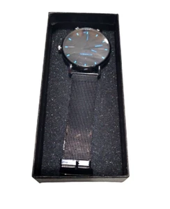 Reloj informal para hombre cara negra con marcas azules correa de malla metálica - Imagen 1 de 7