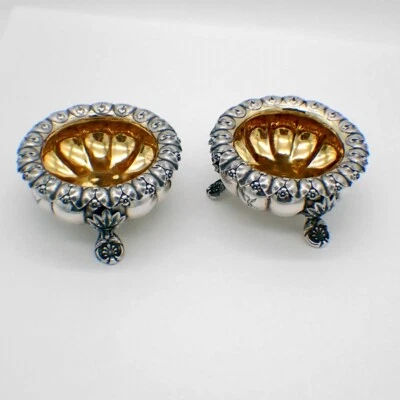 Par de sales abiertas florales de plata de ley Londres 1828 escudo de águila Foto 1 de 4