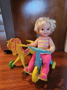 Bambola vintage 1967 Mattel Tippee Toes con triciclo e cavallo funziona benissimo - Foto 1 di 13