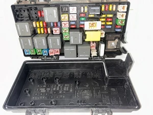 08 Jeep Liberty Total Integrated Power Module Fuse Box  04692235 - Bild 1 von 2