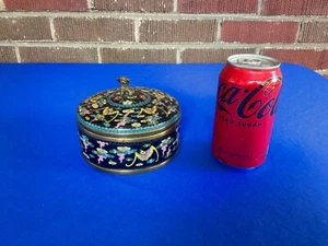 Antica scatola rotonda cinese cloisonné con decorazione pipistrello - Foto 1 di 15