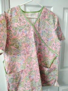 Basic 2 Pocket Pink Paisley Scrub Top w/ Green Piping Size M - Picture 1 of 1