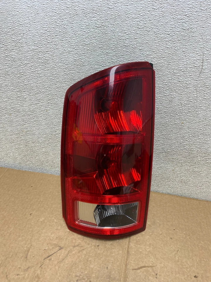 Левый задний фонарь со стороны водителя для Dodge Ram 1500 2002–2006 годов выпуска V1160 DW - Изображение 1 из 4