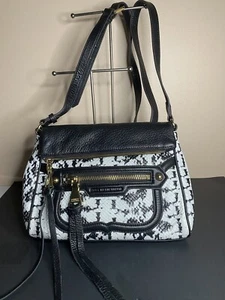 Bolso Bandolera Aimee Kestenberg Cuero Guijarro Piel de Serpiente Negro Blanco - Imagen 1 de 13