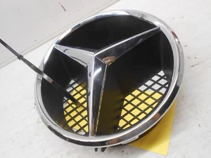 Mercedes C-Class Emblem OEM A2078880260 / 2078880260 CG0702 - Picture 1 of 5