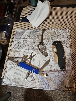 Spyderco Yojumbo W/custom Scales Deluxe Tinker SAK And V.A.T Skull Pry - Image 1 of 4