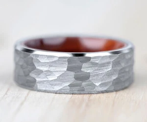 Anillo de tungsteno martillado interior madera borde biselado anillo para hombre anillo central cepillado - Imagen 1 de 5