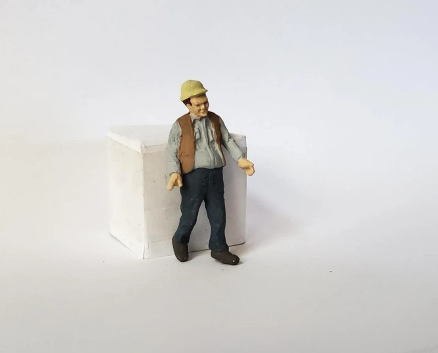 Arttista #1501 - Worker w/hard hat Walking Up - O Scale Figure - Model Trains - Imagem 1 de 3