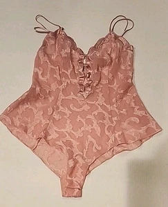 Victoria's Secret Body Peluche Mameluco Talla S Rosa Satinado De Colección Etiqueta Dorada - Imagen 1 de 14