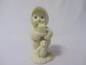 FIGURA DE PORCELANA PEQUEÑO NIÑO CUBIERTO DE NIEVE CON REGALO Y LÁPIZ SIN USAR EN CAJA - Imagen 1 de 5