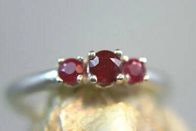 RUBÍ - Anillo de plata esterlina .925 pequeño rojo sangre genuino de tres piedras 0,69 ctw.  Foto 1 de 4