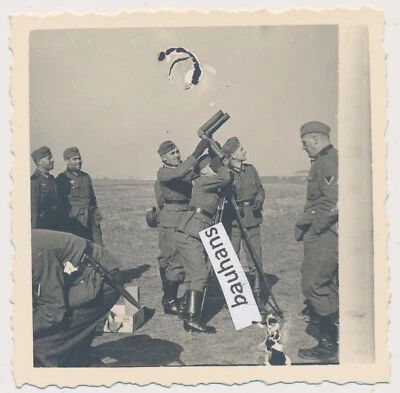 Foto Wehrmacht Offiz. Soldaten, Scherenfernrohr, Ausrüstung 2.WK (8005a) - Bild 1 von 2