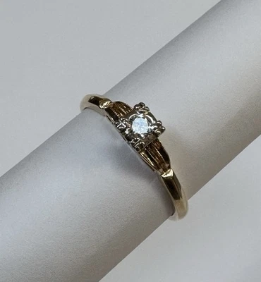 Красивое кольцо из желтого золота 14 карат с одним бриллиантом 0,10 карата размер 8 - Изображение 1 из 4