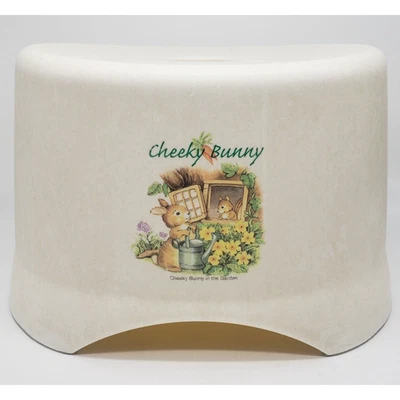 Taburete de pie resistente Cheeky Bunny "In the Garden" con base de borde de goma. Ardilla Foto 1 de 4