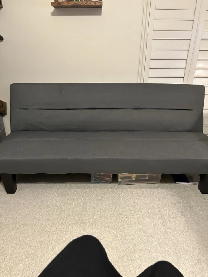 Sofá futón/cama individual. 66 pulgadas de largo, gris.  $150,00. Foto 1 de 1