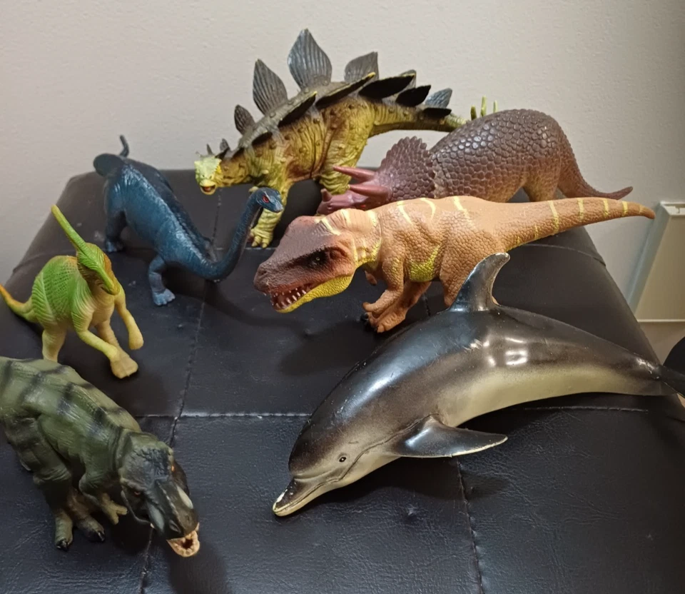 7 x various durable plastic dinosaurs toys - image 1 of 4