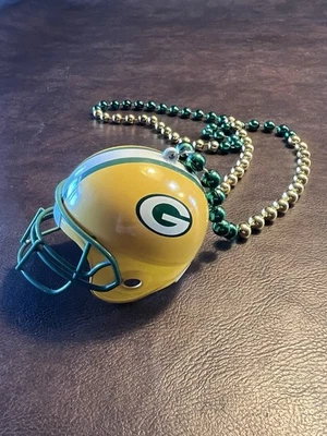 "Cuentas de Mardi Gras verdes y doradas con casco de plástico Green Bay Packers de 4"" en todo" Foto 1 de 3