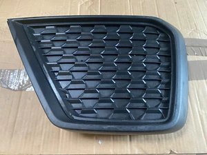 GRIGLIA PARAURTI ANTERIORE ORIGINALE AUDI A1. LATO DESTRO O/S 82A807682.F 2018 -2022 - Foto 1 di 9