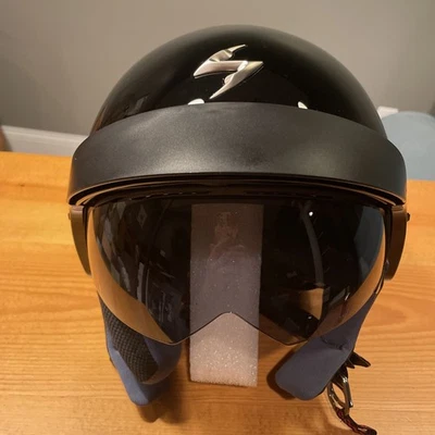 Scorpion Exo-100 黑色半头盔收回阴影带光泽带手提箱 — 第 1/4 张图片