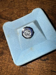 Corbata vintage años 60 Lindor Stock Universidad de Texas Arlington Pinback - Imagen 1 de 3