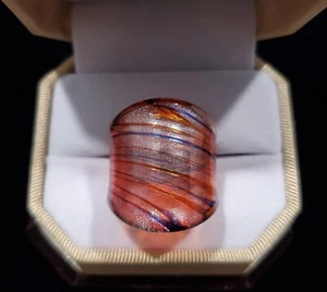 Anello unico rosso con nastri di vetro soffiato a mano blu, oro e argento misura 8,5 - Foto 1 di 4